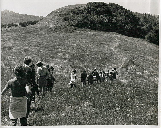 1972_Spring_Photo Essay Ayer_0007_aBill Weber handoff
