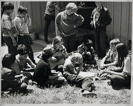 1972_Spring_Photo Essay Ayer_0011_aBill Weber handoff